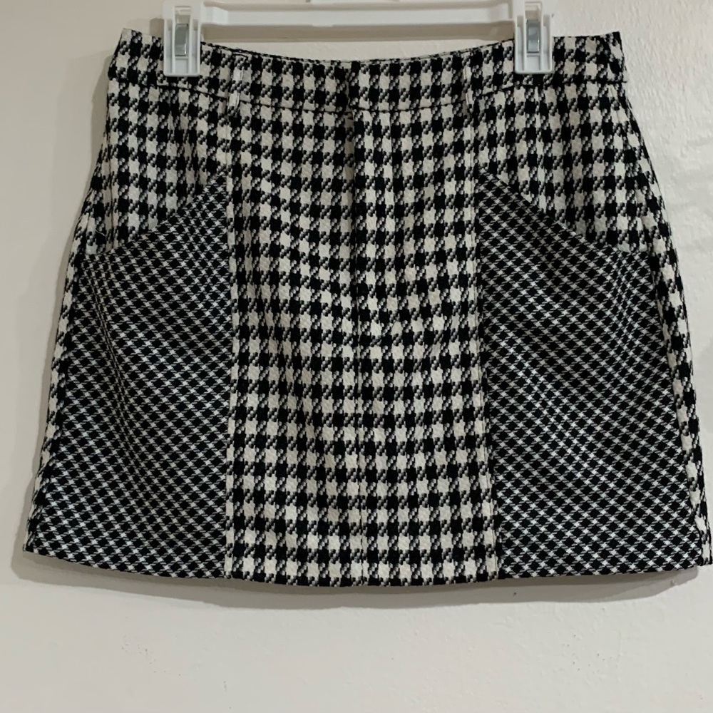 Vintage Bebe Houndstooth Print Mini Skirt: pockets Size: 10